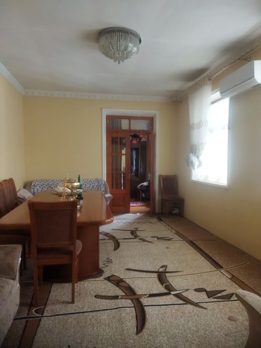 Uy sotiladi 3 sotix svet gaz hammom hamma sharoitlari bor 6 ta xona