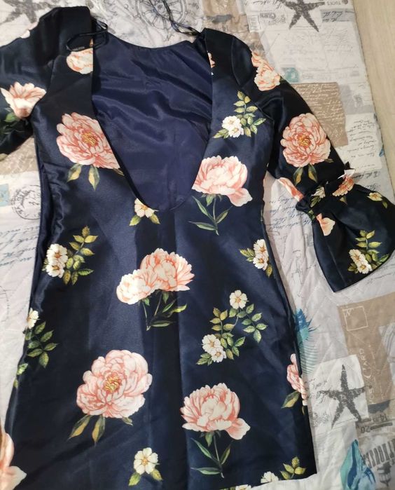 Рокля - нова на цветя с интересен гръб