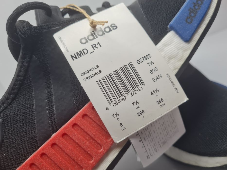 Маратонки Adidas NMD_R1 

Чисто нови без кутия. 

Размер 41 1/3 стелка 26 см.

Цена 55 евро.

Носени,но в отлично състояние. 

Размер 40 сте