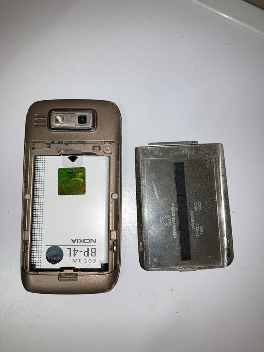 Продам телефон Nokia E72 bronze