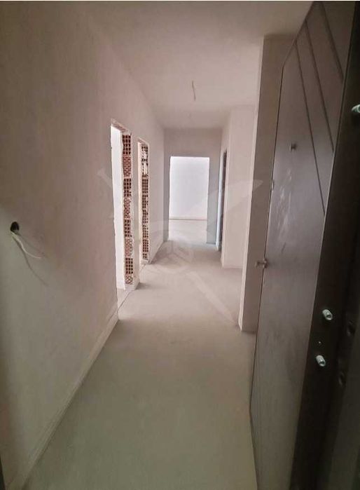 Продава се Тристаен апартамент в Пловдив, Южен - 125 кв.м за 1040 €/кв.м - Снимка #2