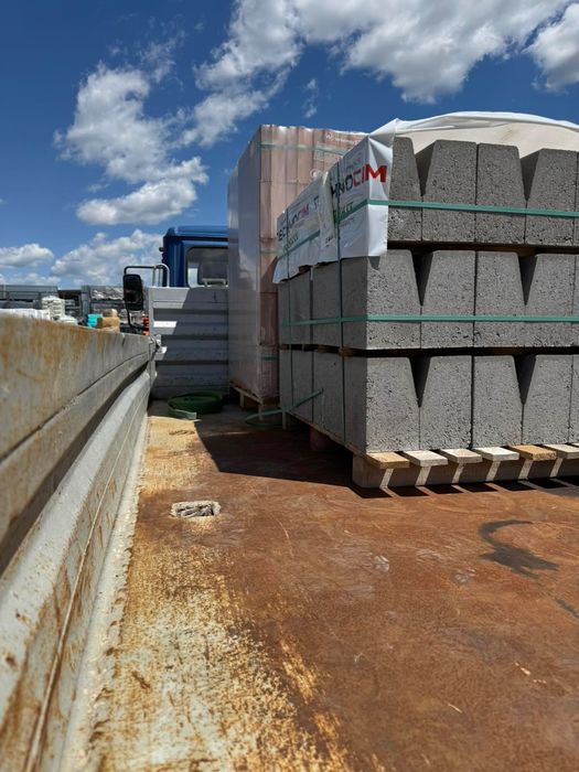 Камион с кран – транспорт и разтоварване на материали