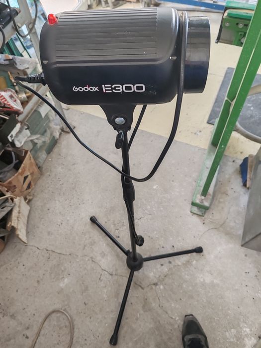 Bliț profesional de studiou Godox E300