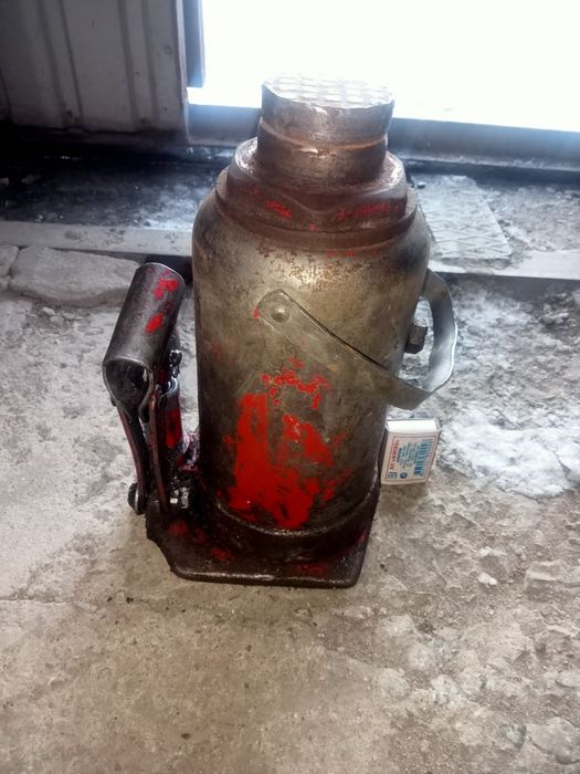 Продам домкрат рабочий