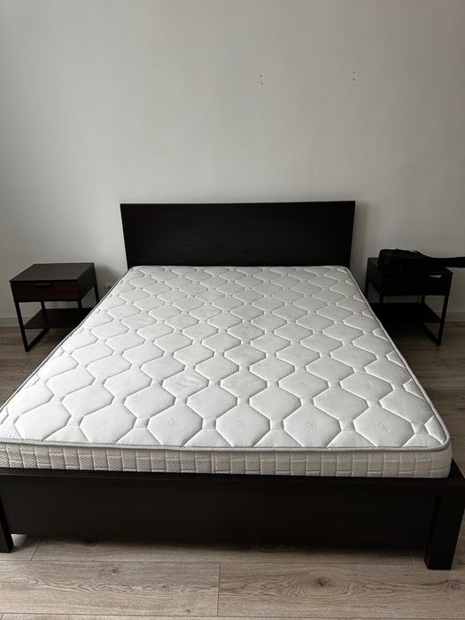 Продается кровать с матрасом и тумбы