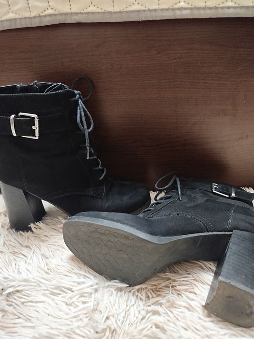 Черни велурени боти с висок ток, връзки и цип 38 номер