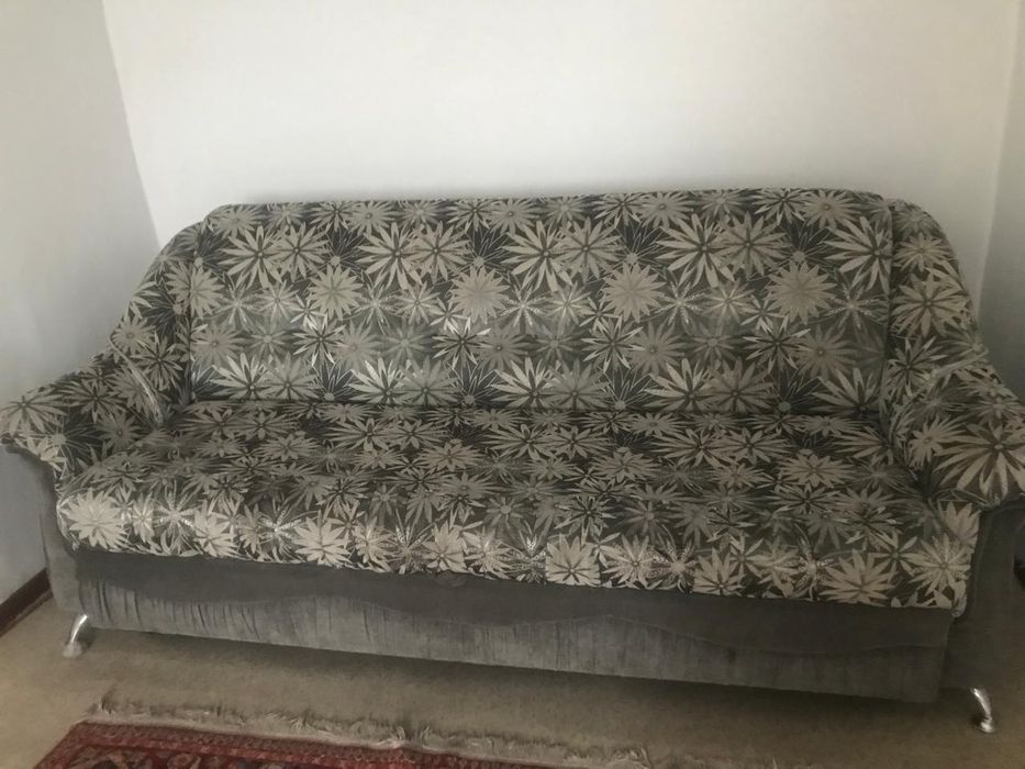 Диван старый но ухоженый