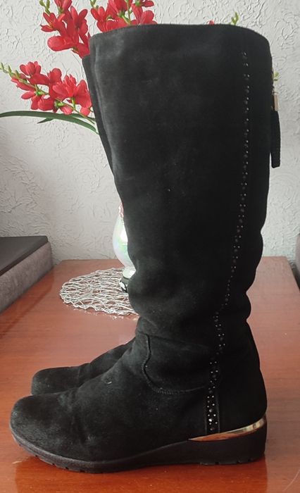 Натуральные замшевые сапоги