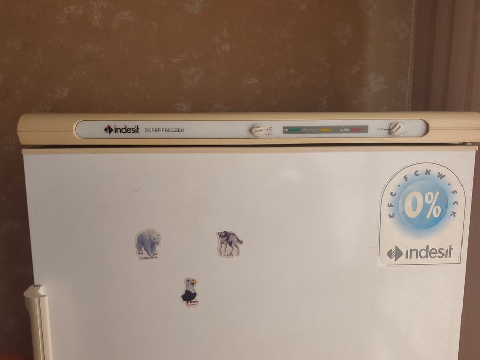 Продавам вертикален фризер Indesit Superfreeze,