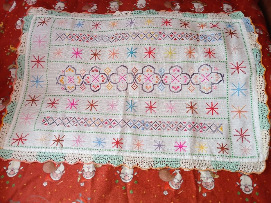 Fata de masa pe etamina