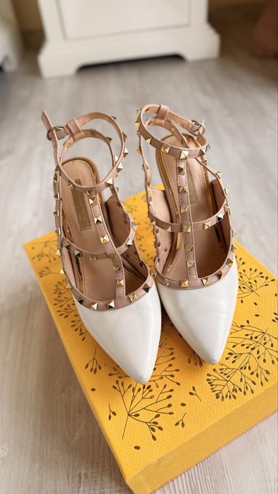 Pantofi stil Valentino