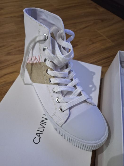 Tenesi Calvin Klein nou