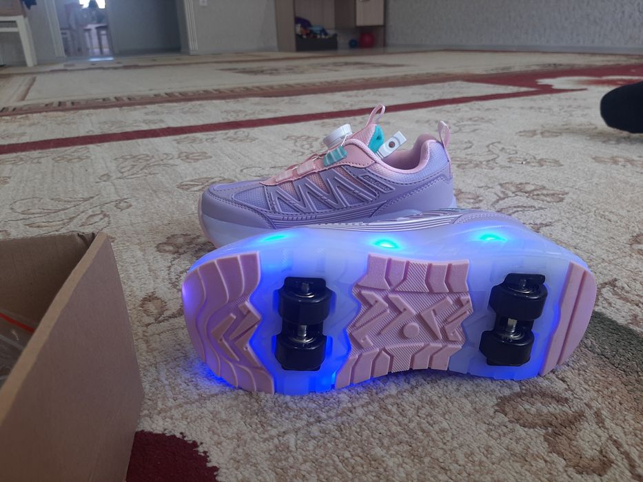 Продам кроссовки летние