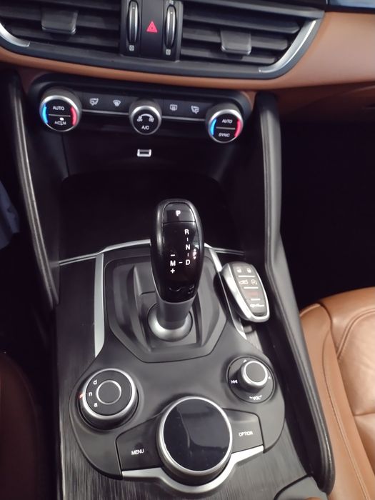 Топ състояние Alfa Romeo Giulia 2.0 Ti