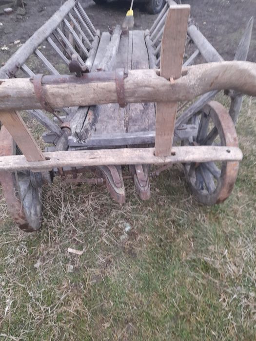 Carută rustica din lemn  în stare bună de conservare  fără rupturii