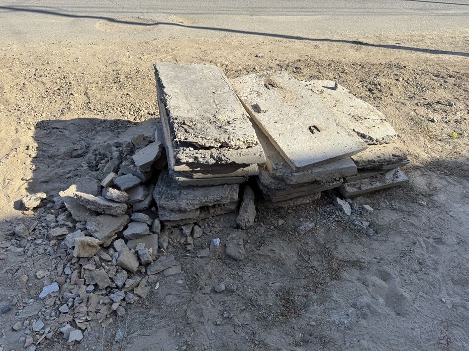 Плитки железобетонные сломанные