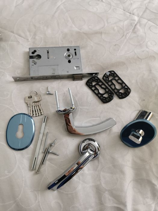 Замок дверной новый