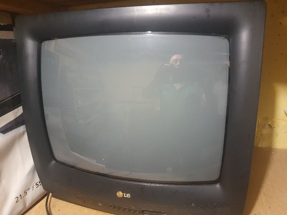 Продается цветной телевизор марки LG.
