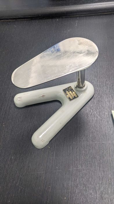 Подставка кресцовая настольная металлическая