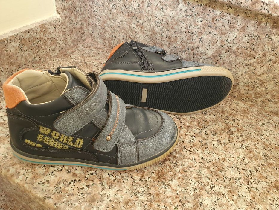 Детски затворени обувки