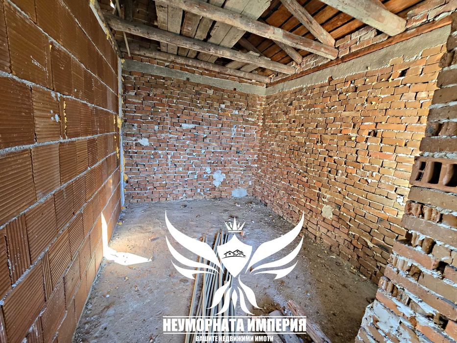 Триетажна къща с гараж и изолация 210РЗП с 564кв двор село Момчиловци