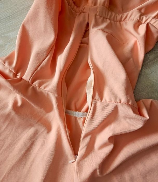 Продам платье персикового цвета