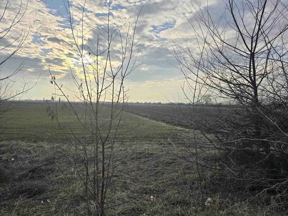 Парцел с лице на път пред асфлатовата база