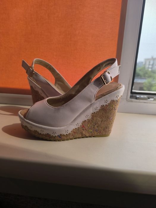 Продам босоножки