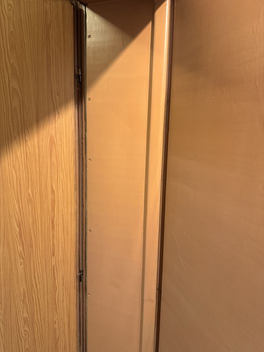 Шест интериорни и една външна метална врата