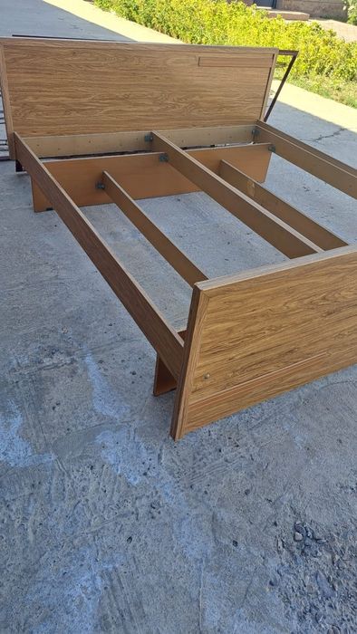 Двухспальная кровать.