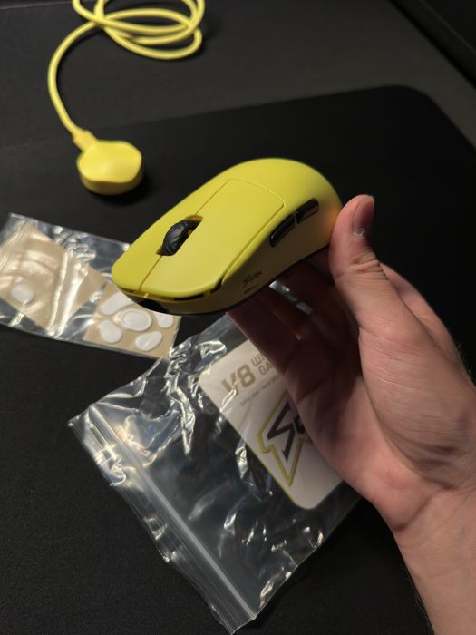 Mouse Gaming Scyrox V8, Galben, Switch-uri Kailh si senzor PAW 3950 – Ca nou, cutia si toate accessoriile incluse