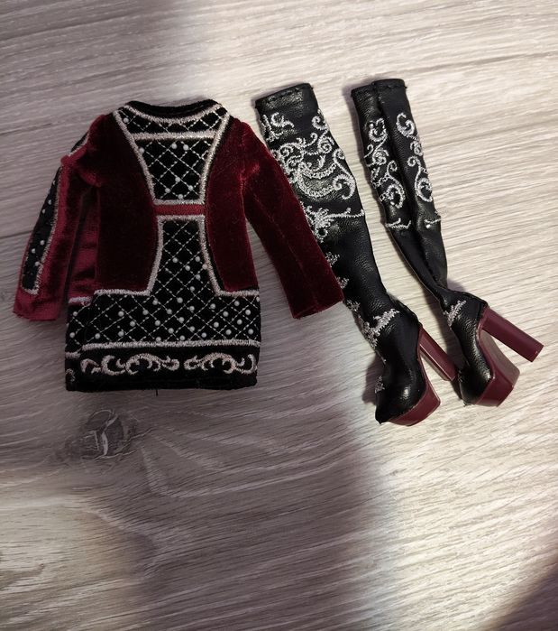Păpuși Rainbow High și Monster High