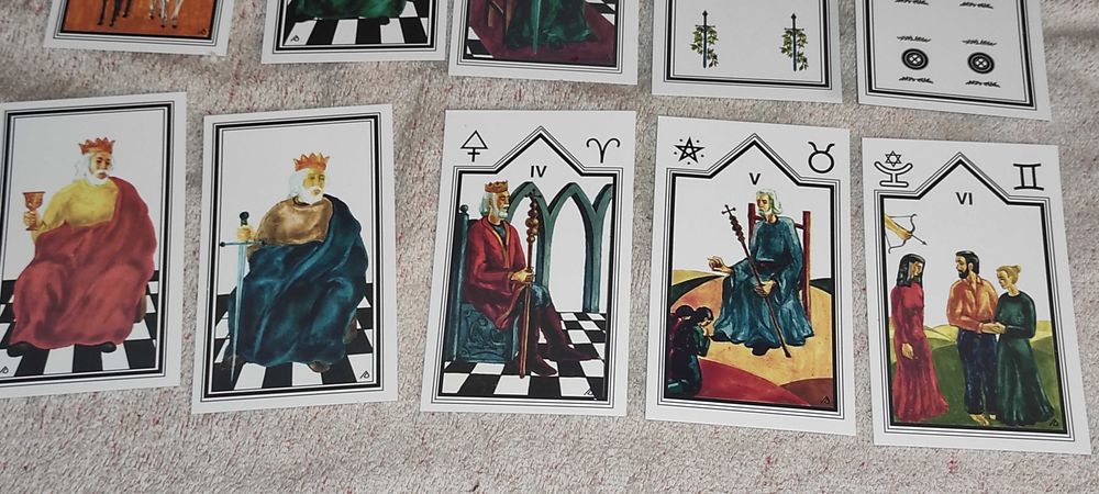 pachet de tarot românesc ilustrat de artistul Dan Sacmari și editat de ARHETIP R.S.. 78 carti pret 150 ron