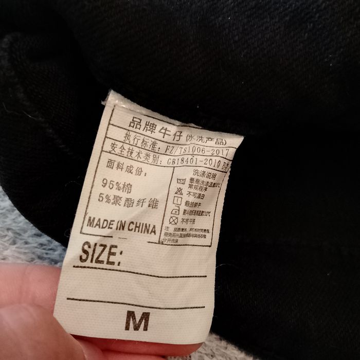 Продаю джинсы размера M.