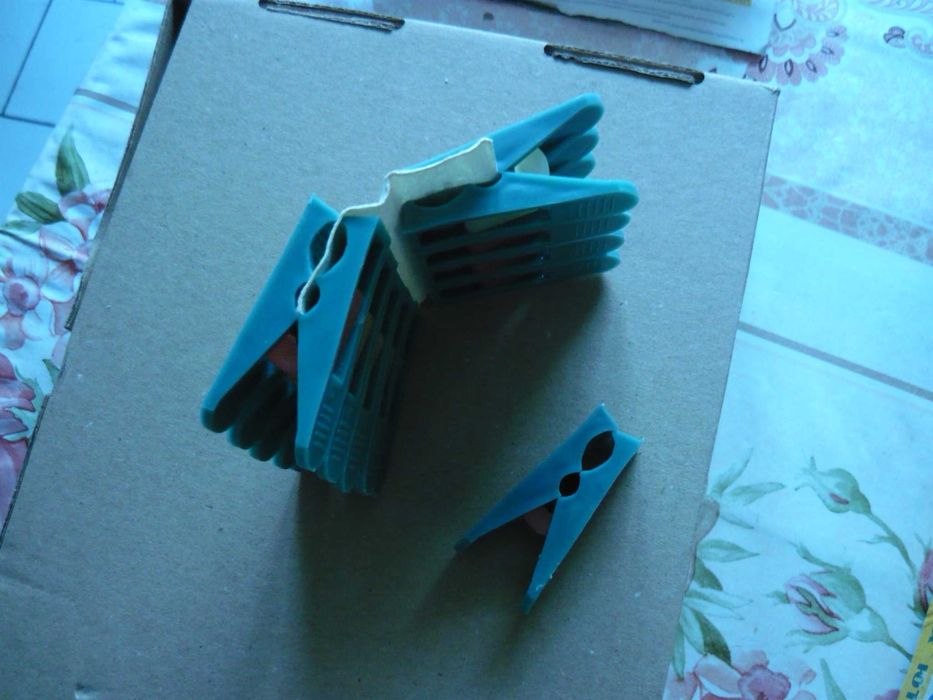 Щипки за пране, кутии за лед, белачки - всичко 6 лв.