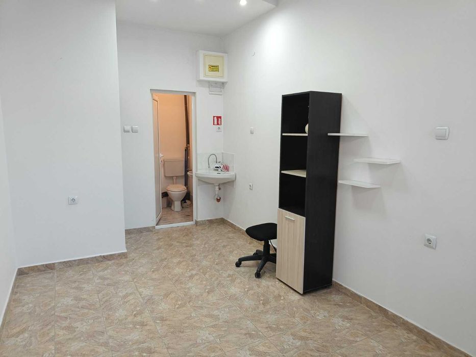 Отдава под наем помещение до парк "Розариум"