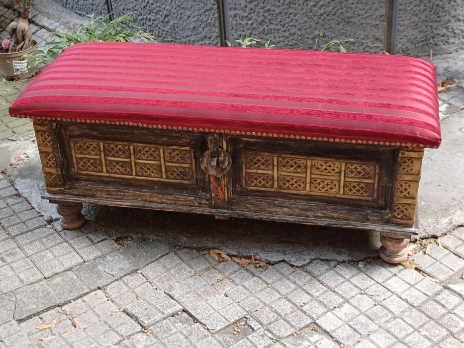 Comoda veche orientală