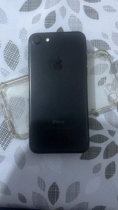 Продаю айфон. 7.