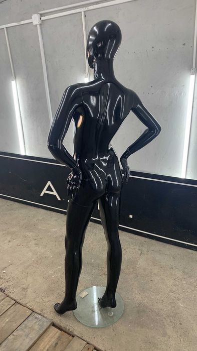 Женски манекен с черен гланцов финиш. за дрехи и рокли