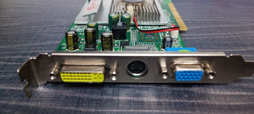 Placa video FX5500 AGP