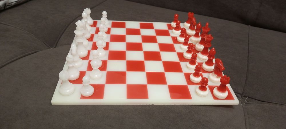 Меняю новые Шахматы на Айфон