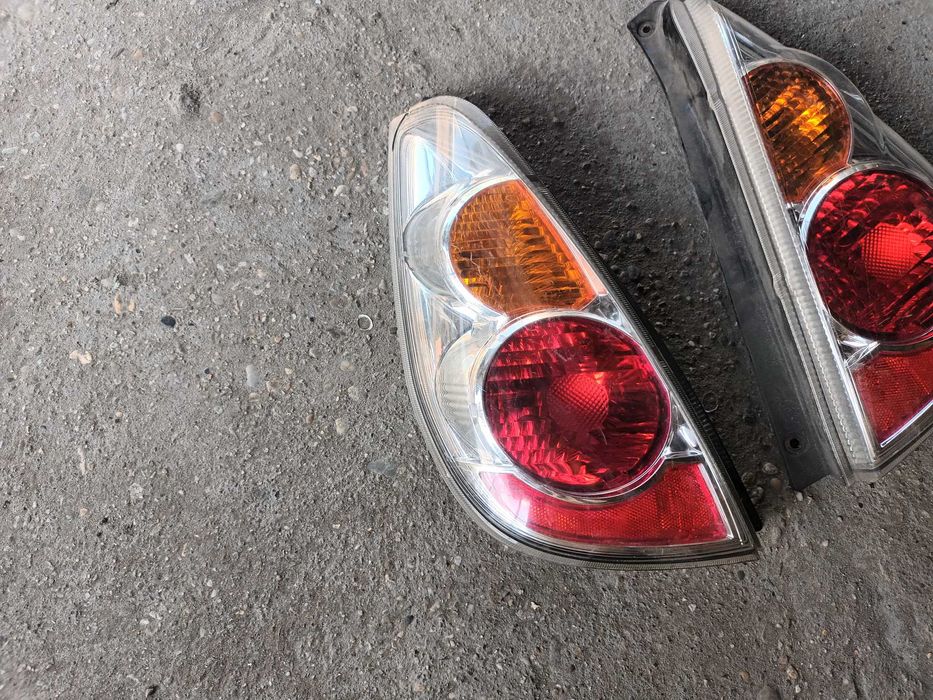 ляв и десен бял стоп за сузуки лиана SUZUKI LIANA