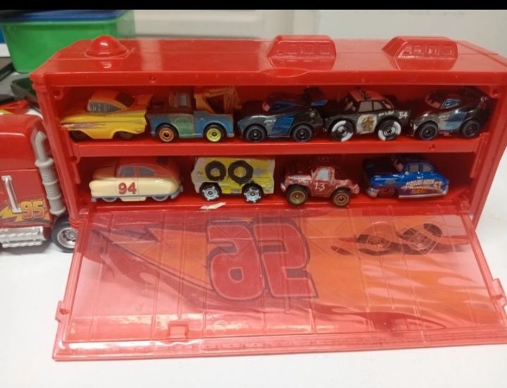 Camion Mack cu mini mașinuțe Cars