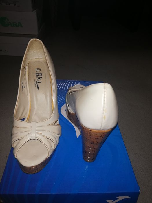 Încălțăminte purtata foarte putin