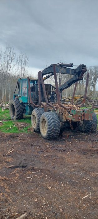 Tractor forestier articulat 6x4 cu macara și troliu – funcțional