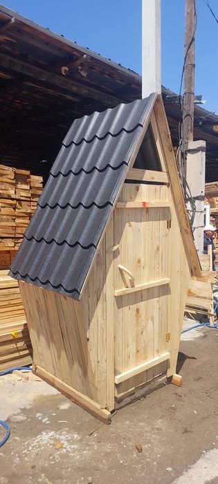 Уличный туалет сделанно с дерево