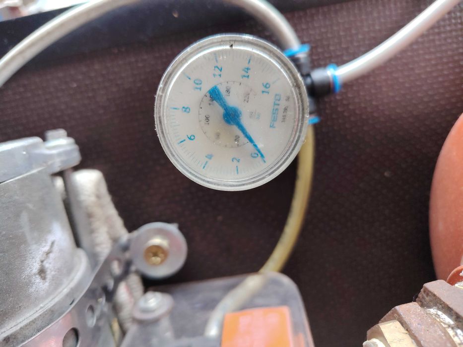 Компресор 12 V -12 бара, с макара с маркуч 10 м.