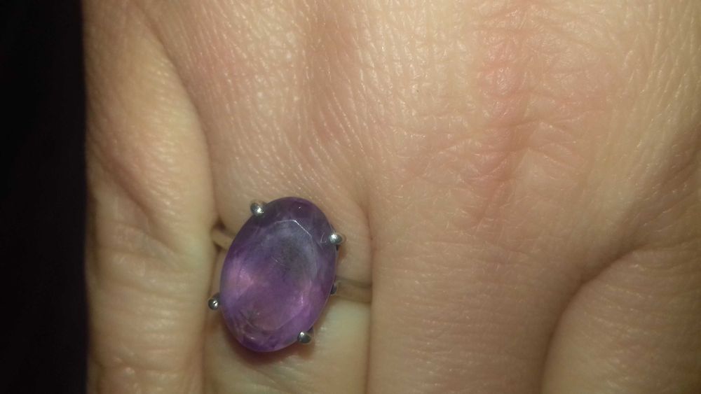 • Vând inel de argint 925, damă