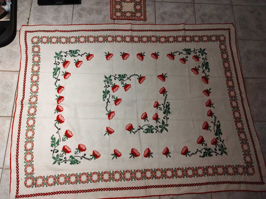 Fata de masa cusuta de mana pe etamina