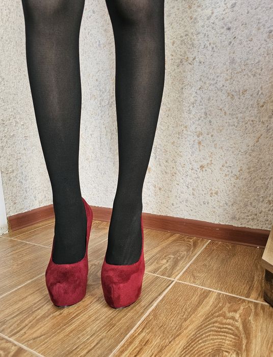 Красные бархатные туфли на высоком каблуке.